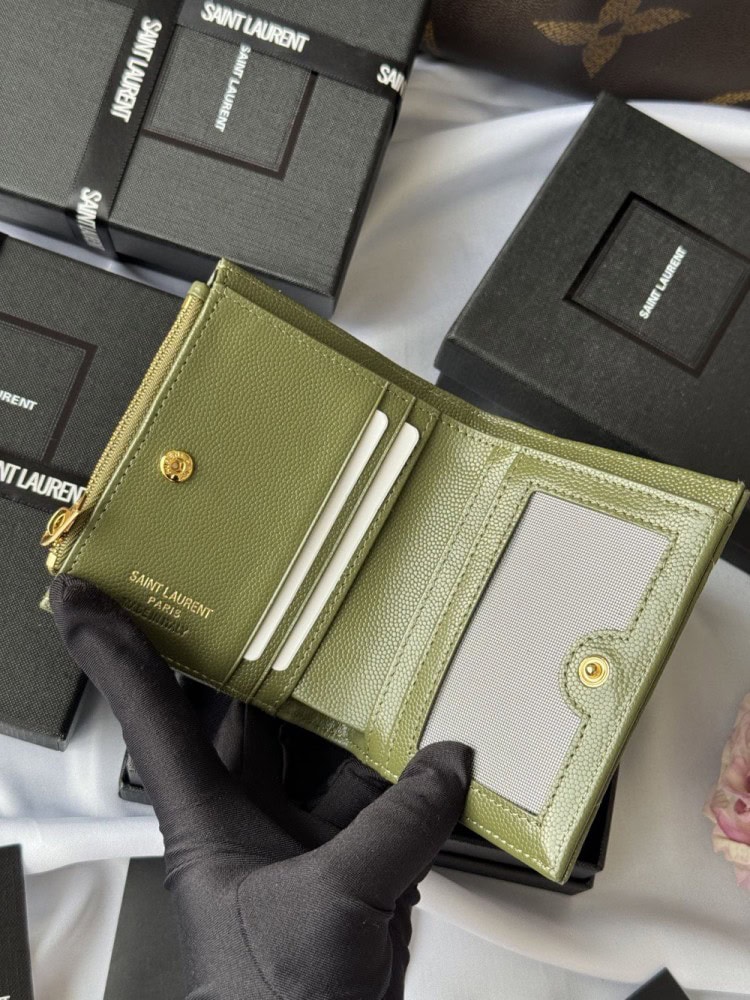 【AT10653】サンローランのオリーブグリーンレザー折り財布 - クラシックなYSL金属ロゴと多機能カード収納 | YSL
