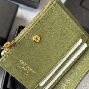 【AT10653】サンローランのオリーブグリーンレザー折り財布 - クラシックなYSL金属ロゴと多機能カード収納 | YSL