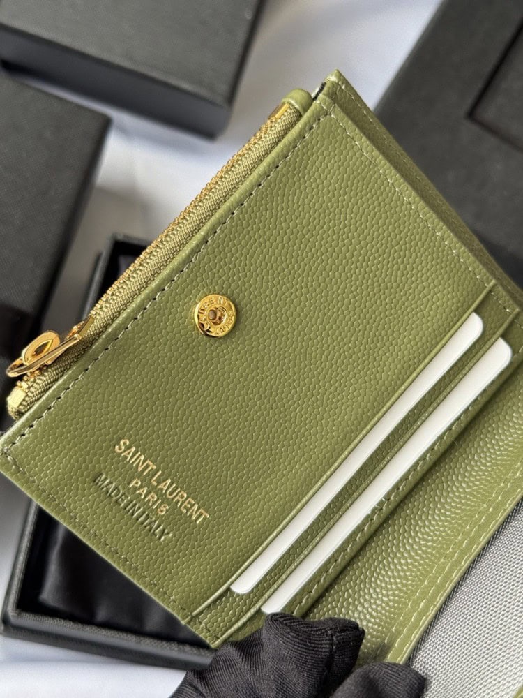 【AT10653】サンローランのオリーブグリーンレザー折り財布 - クラシックなYSL金属ロゴと多機能カード収納 | YSL