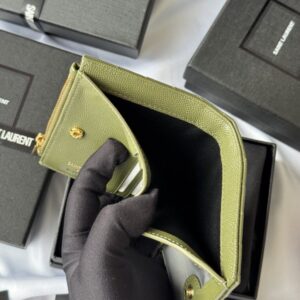 【AT10653】サンローランのオリーブグリーンレザー折り財布 - クラシックなYSL金属ロゴと多機能カード収納 | YSL