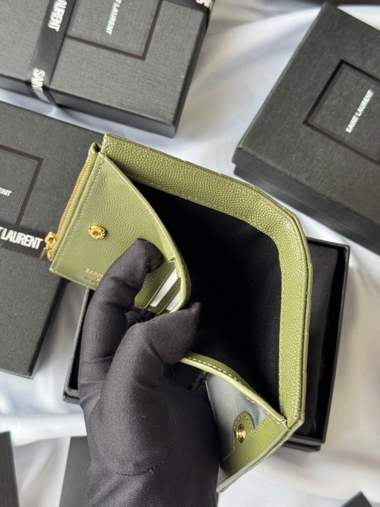 【AT10653】サンローランのオリーブグリーンレザー折り財布 - クラシックなYSL金属ロゴと多機能カード収納 | YSL