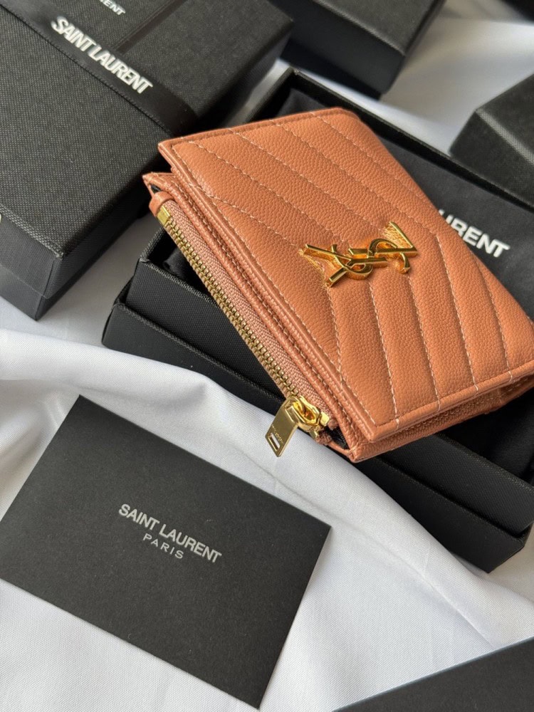 【AT10657】サンローランのラムレザーカードケース、控えめな贅沢なファッション魅力を演出 | Saint Laurent Paris