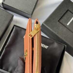 【AT10657】サンローランのラムレザーカードケース、控えめな贅沢なファッション魅力を演出 | Saint Laurent Paris