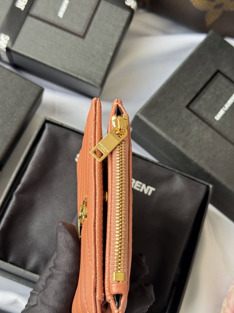 【AT10657】サンローランのラムレザーカードケース、控えめな贅沢なファッション魅力を演出 | Saint Laurent Paris