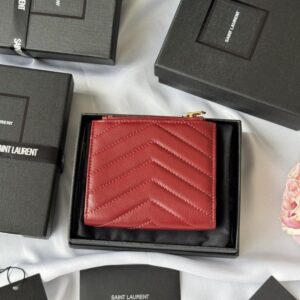 【AT10658】サンローランのクラシックな赤色牛革カードケース、優雅で実用的なアクセサリー | Yves Saint Laurent
