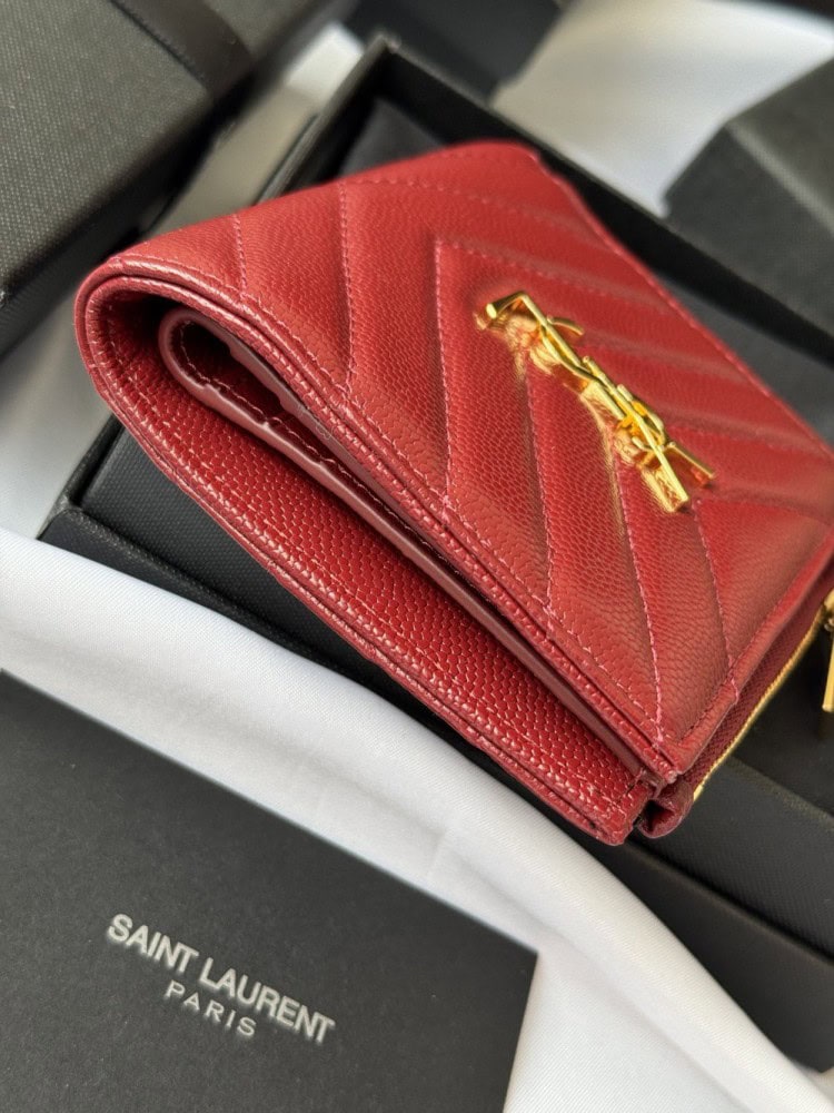 【AT10658】サンローランのクラシックな赤色牛革カードケース、優雅で実用的なアクセサリー | Yves Saint Laurent