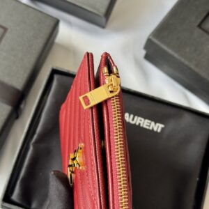 【AT10658】サンローランのクラシックな赤色牛革カードケース、優雅で実用的なアクセサリー | Yves Saint Laurent