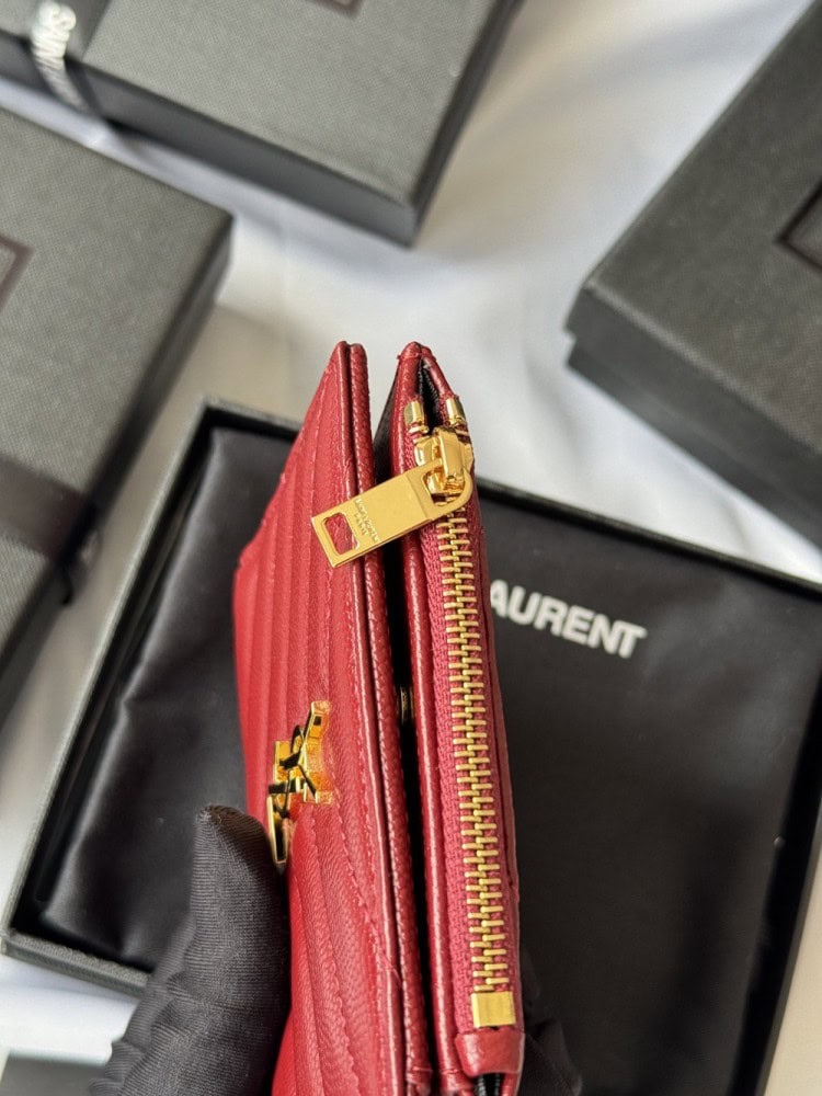 【AT10658】サンローランのクラシックな赤色牛革カードケース、優雅で実用的なアクセサリー | Yves Saint Laurent