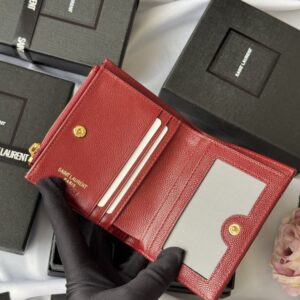 【AT10658】サンローランのクラシックな赤色牛革カードケース、優雅で実用的なアクセサリー | Yves Saint Laurent