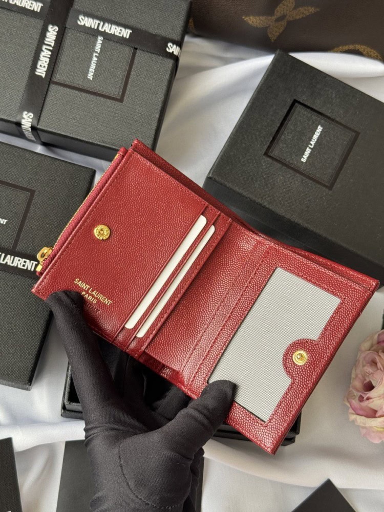 【AT10658】サンローランのクラシックな赤色牛革カードケース、優雅で実用的なアクセサリー | Yves Saint Laurent
