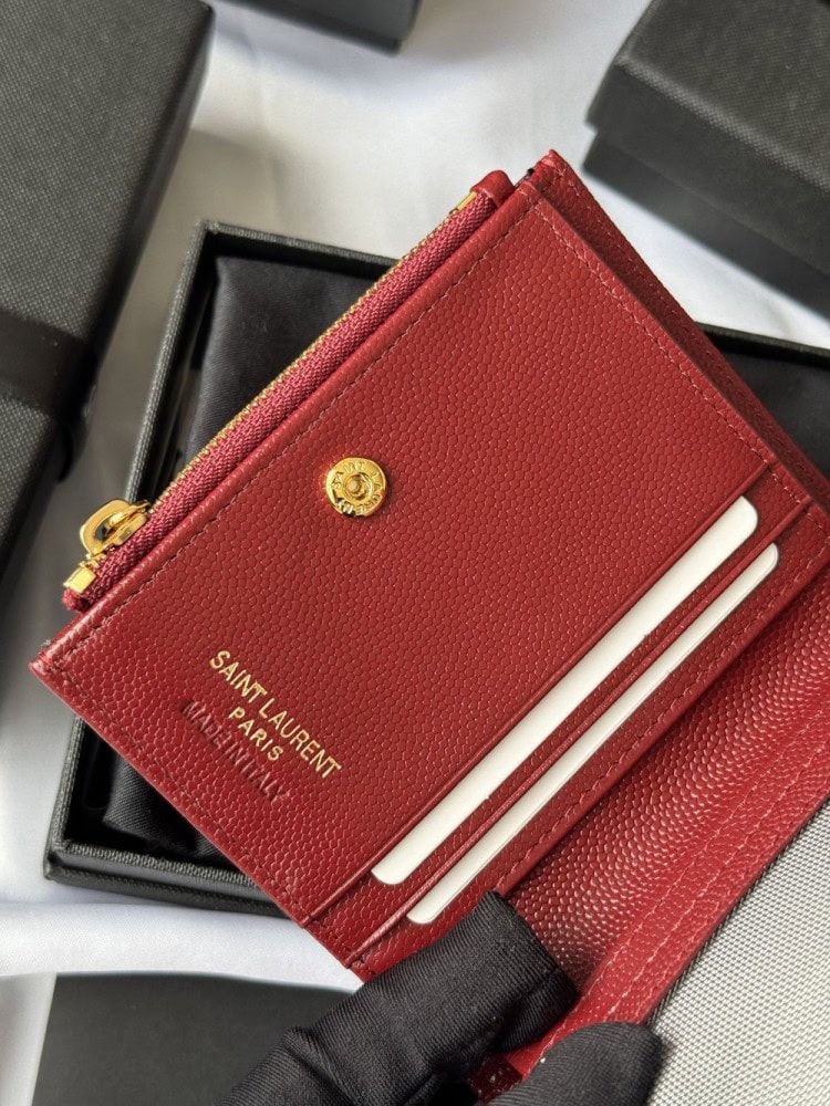 【AT10658】サンローランのクラシックな赤色牛革カードケース、優雅で実用的なアクセサリー | Yves Saint Laurent