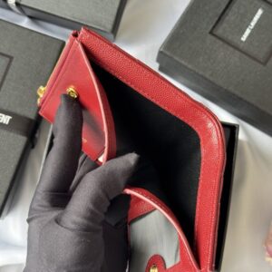 【AT10658】サンローランのクラシックな赤色牛革カードケース、優雅で実用的なアクセサリー | Yves Saint Laurent