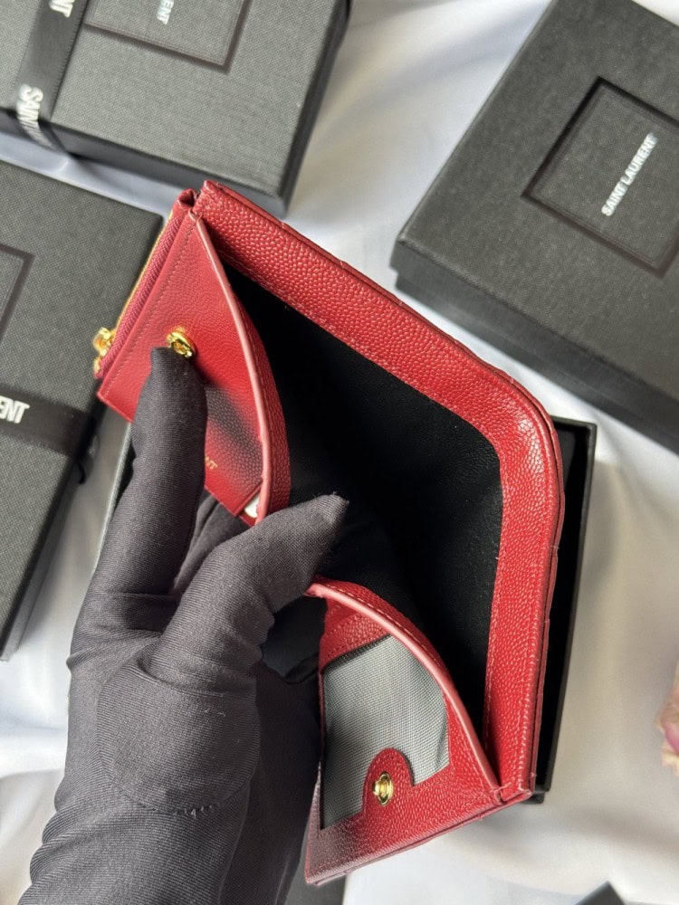 【AT10658】サンローランのクラシックな赤色牛革カードケース、優雅で実用的なアクセサリー | Yves Saint Laurent