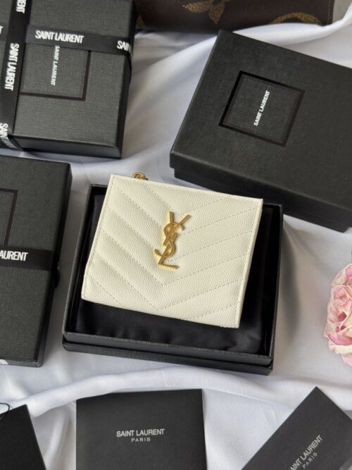 【AT10660】サンローランの優雅なエンボス加工カードケース、精巧なYSLメタルロゴ装飾付き | YSL