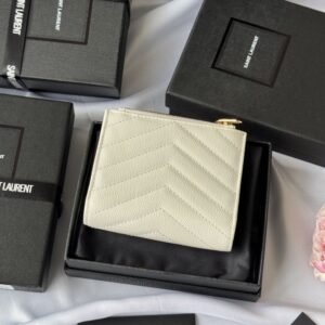 【AT10660】サンローランの優雅なエンボス加工カードケース、精巧なYSLメタルロゴ装飾付き | YSL