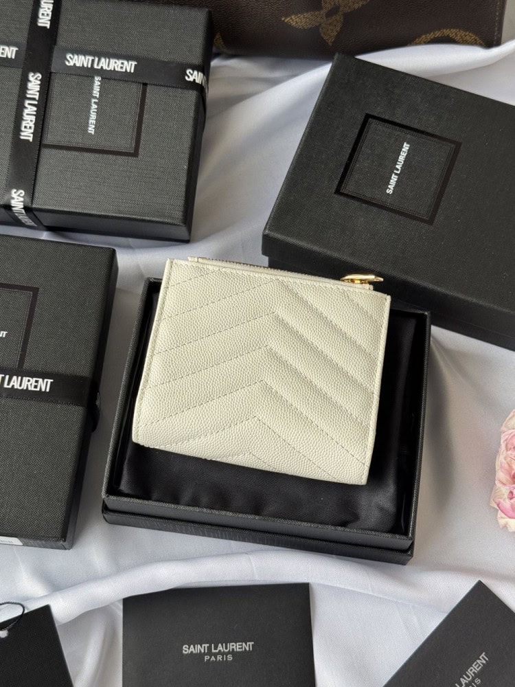 【AT10660】サンローランの優雅なエンボス加工カードケース、精巧なYSLメタルロゴ装飾付き | YSL