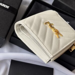 【AT10660】サンローランの優雅なエンボス加工カードケース、精巧なYSLメタルロゴ装飾付き | YSL