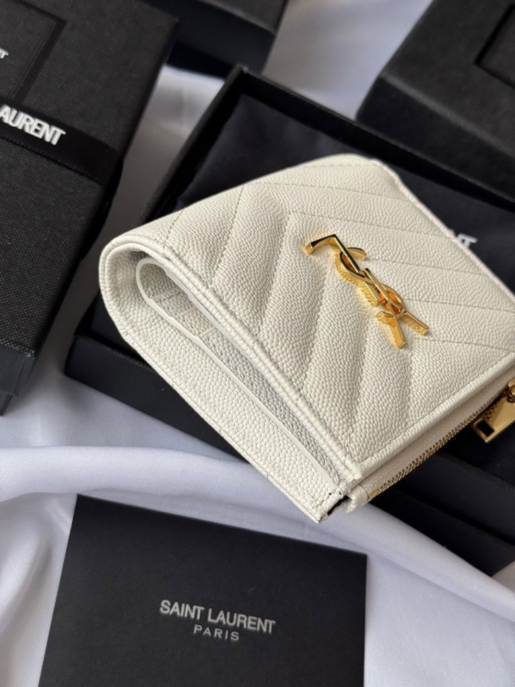 【AT10660】サンローランの優雅なエンボス加工カードケース、精巧なYSLメタルロゴ装飾付き | YSL