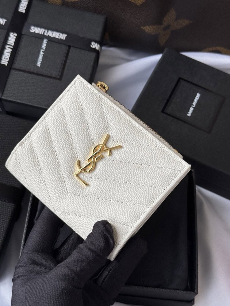 【AT10660】サンローランの優雅なエンボス加工カードケース、精巧なYSLメタルロゴ装飾付き | YSL