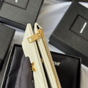 【AT10660】サンローランの優雅なエンボス加工カードケース、精巧なYSLメタルロゴ装飾付き | YSL