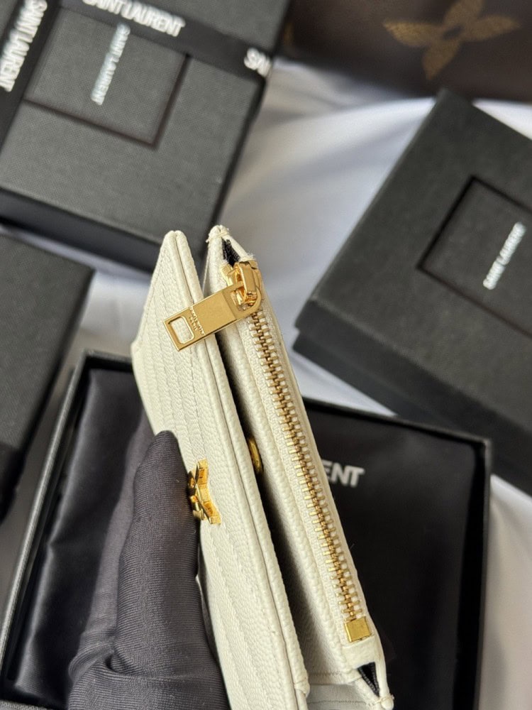 【AT10660】サンローランの優雅なエンボス加工カードケース、精巧なYSLメタルロゴ装飾付き | YSL