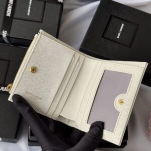 【AT10660】サンローランの優雅なエンボス加工カードケース、精巧なYSLメタルロゴ装飾付き | YSL