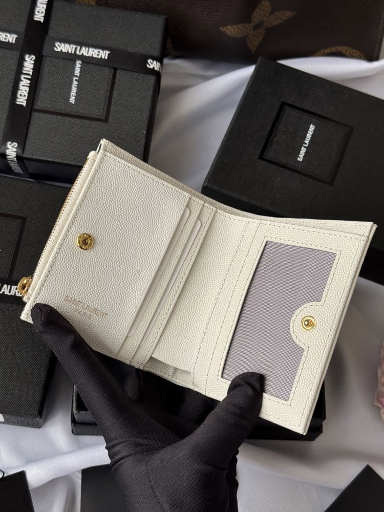 【AT10660】サンローランの優雅なエンボス加工カードケース、精巧なYSLメタルロゴ装飾付き | YSL