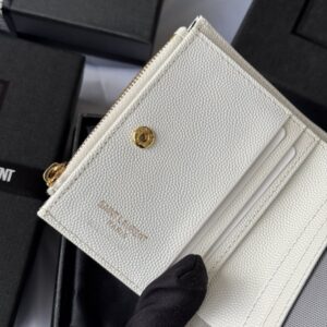 【AT10660】サンローランの優雅なエンボス加工カードケース、精巧なYSLメタルロゴ装飾付き | YSL