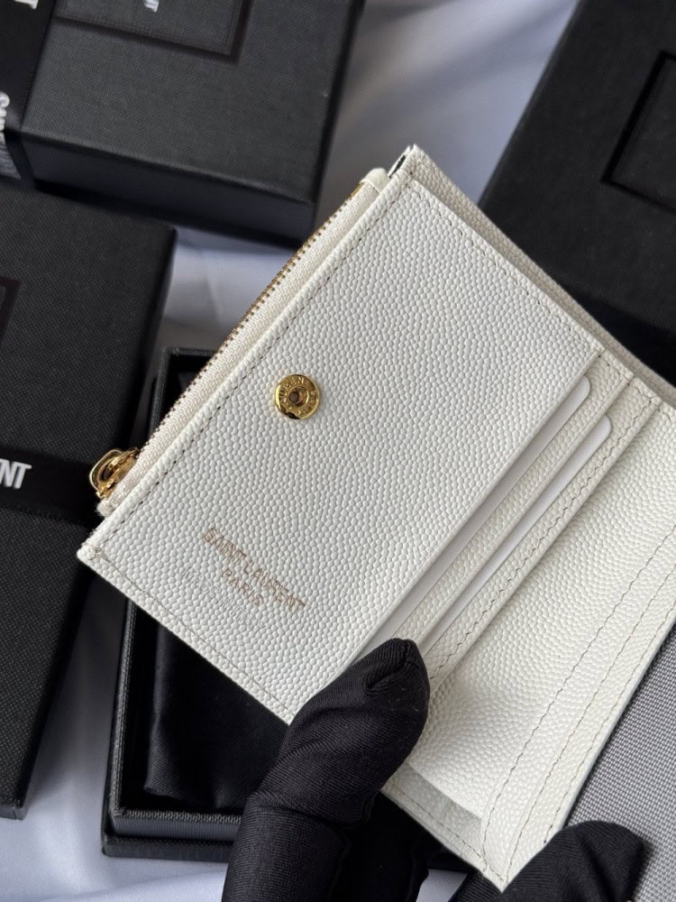 【AT10660】サンローランの優雅なエンボス加工カードケース、精巧なYSLメタルロゴ装飾付き | YSL