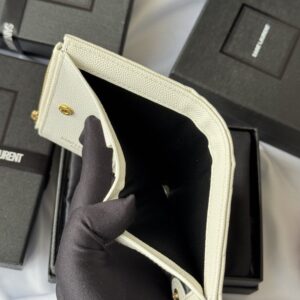 【AT10660】サンローランの優雅なエンボス加工カードケース、精巧なYSLメタルロゴ装飾付き | YSL