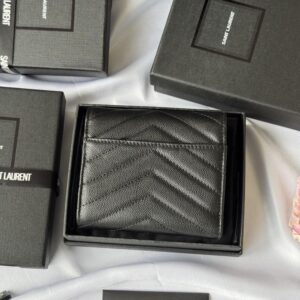 【AT10665】イヴ・サンローラン(Saint Laurent) 三つ折り牛革財布：贅沢なシルクタッチと優雅なダイヤ柄 | Saint Laurent