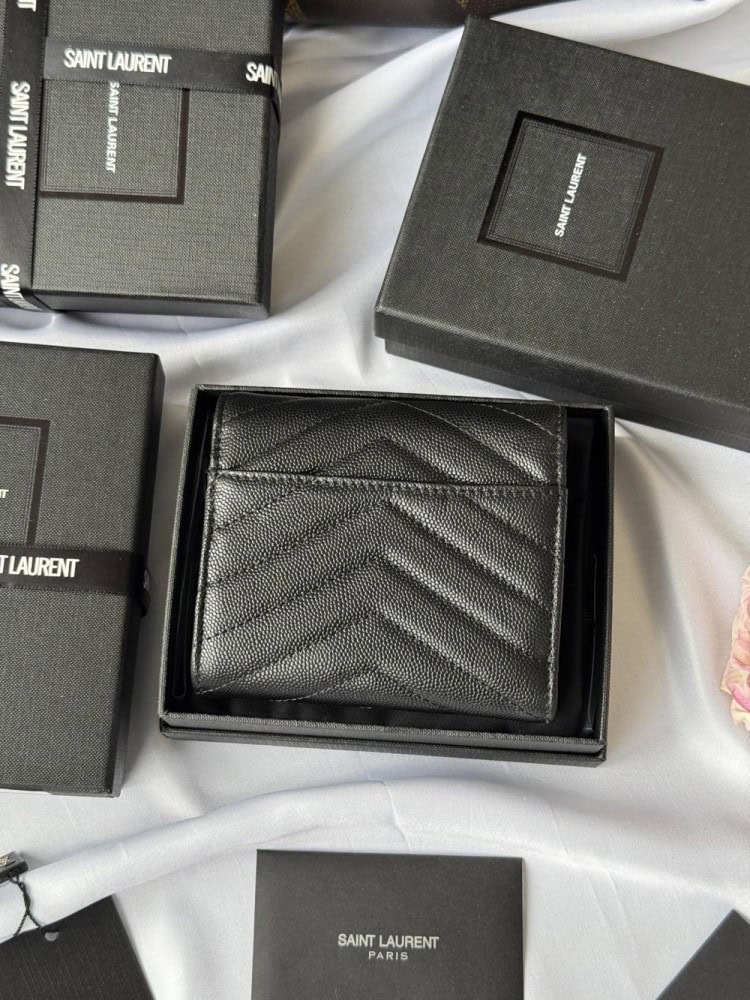 【AT10665】イヴ・サンローラン(Saint Laurent) 三つ折り牛革財布：贅沢なシルクタッチと優雅なダイヤ柄 | Saint Laurent