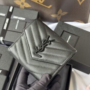 【AT10665】イヴ・サンローラン(Saint Laurent) 三つ折り牛革財布：贅沢なシルクタッチと優雅なダイヤ柄 | Saint Laurent