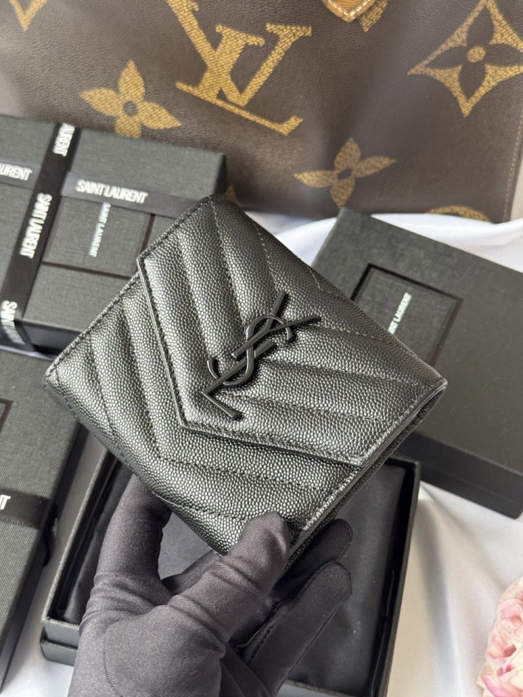 【AT10665】イヴ・サンローラン(Saint Laurent) 三つ折り牛革財布：贅沢なシルクタッチと優雅なダイヤ柄 | Saint Laurent
