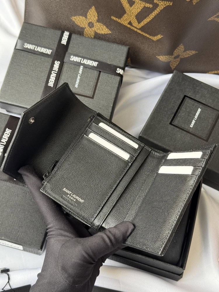 【AT10665】イヴ・サンローラン(Saint Laurent) 三つ折り牛革財布：贅沢なシルクタッチと優雅なダイヤ柄 | Saint Laurent