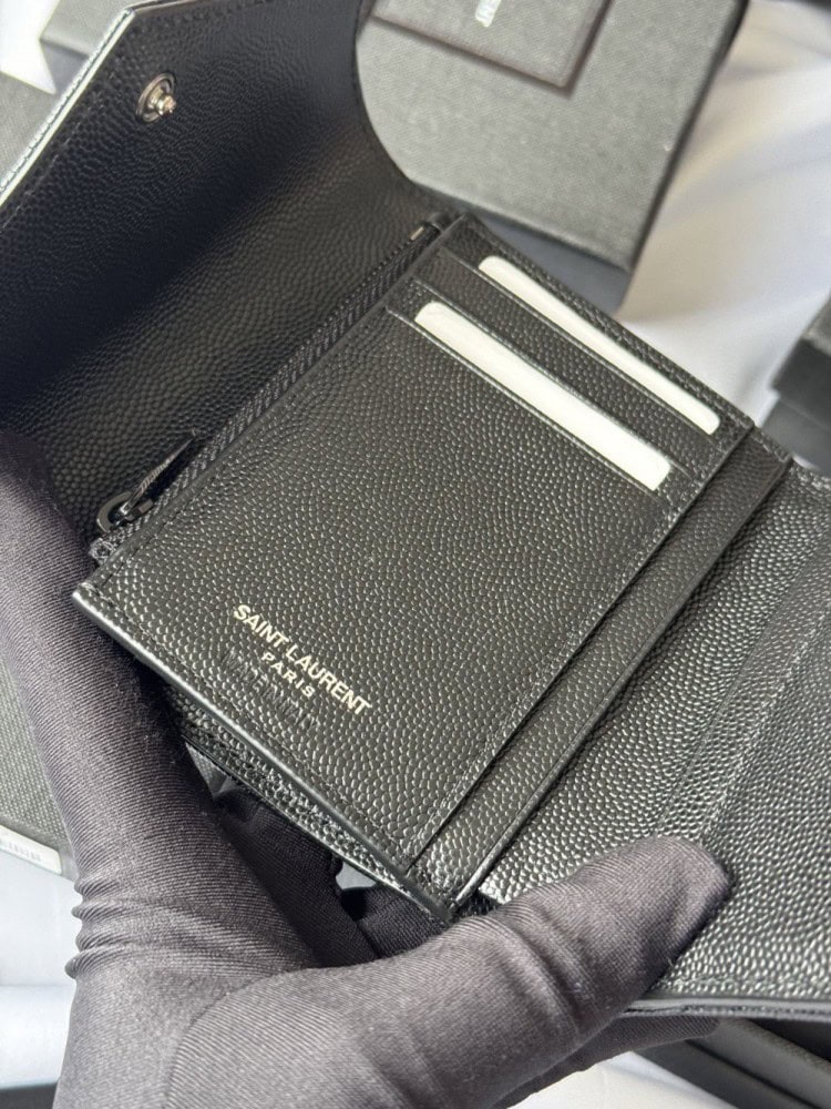 【AT10665】イヴ・サンローラン(Saint Laurent) 三つ折り牛革財布：贅沢なシルクタッチと優雅なダイヤ柄 | Saint Laurent