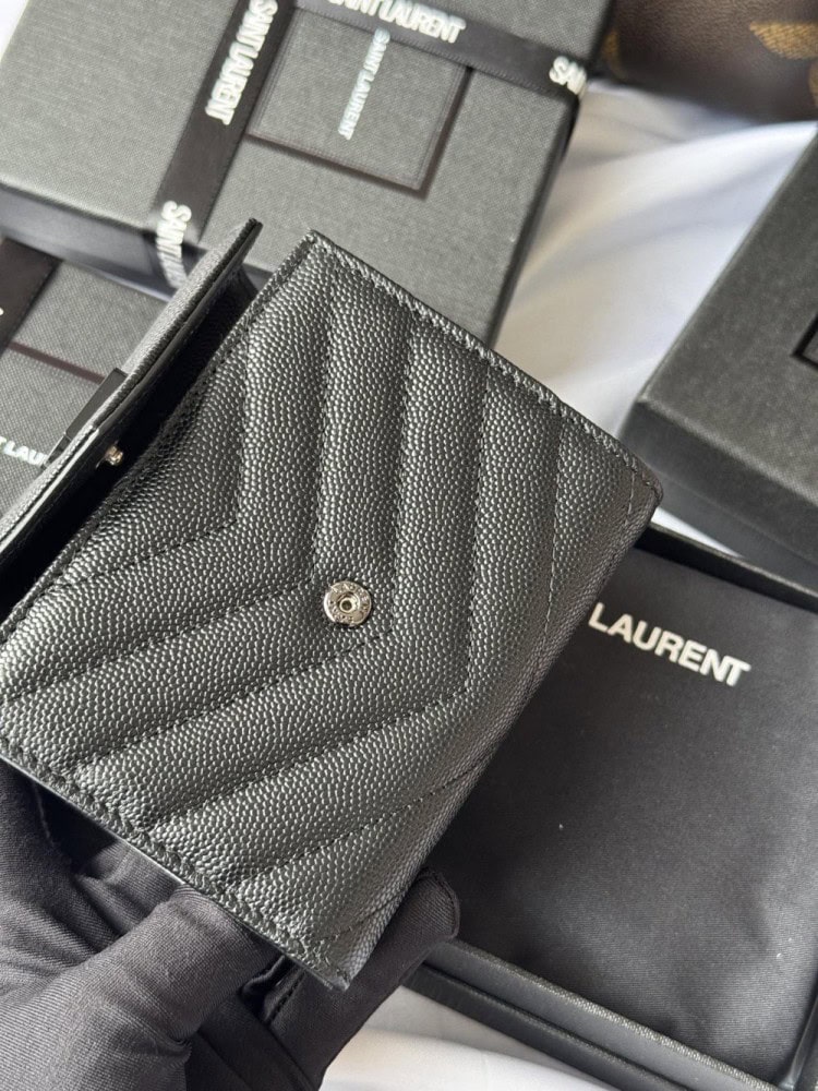 【AT10665】イヴ・サンローラン(Saint Laurent) 三つ折り牛革財布：贅沢なシルクタッチと優雅なダイヤ柄 | Saint Laurent