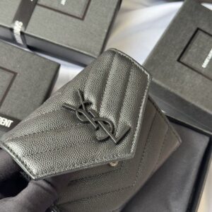 【AT10665】イヴ・サンローラン(Saint Laurent) 三つ折り牛革財布：贅沢なシルクタッチと優雅なダイヤ柄 | Saint Laurent