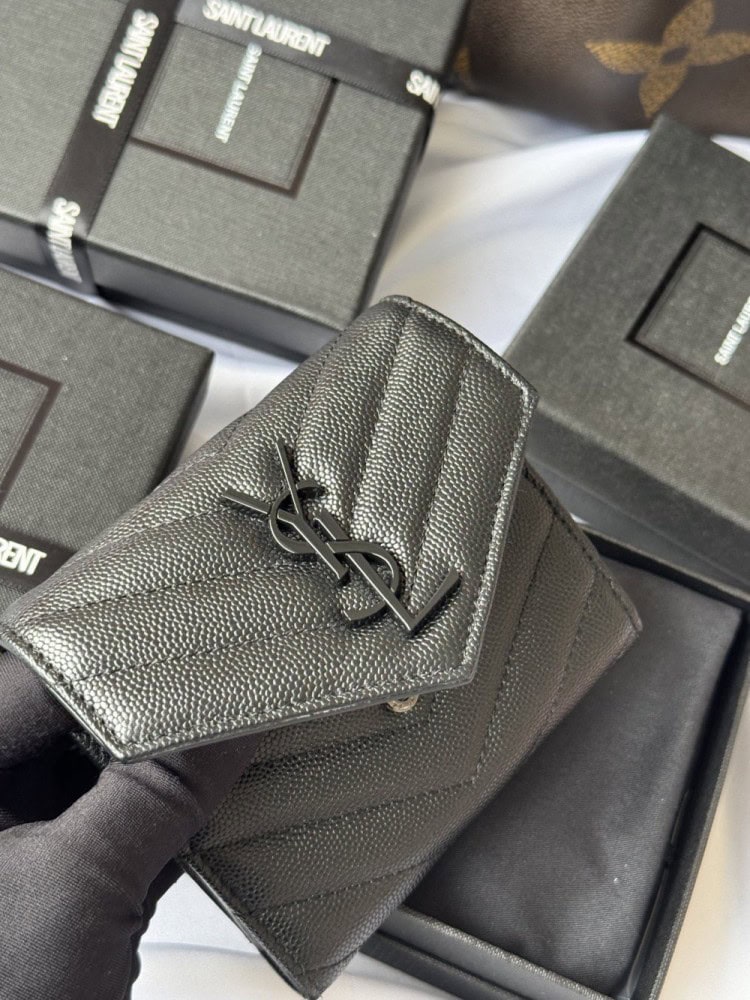 【AT10665】イヴ・サンローラン(Saint Laurent) 三つ折り牛革財布：贅沢なシルクタッチと優雅なダイヤ柄 | Saint Laurent