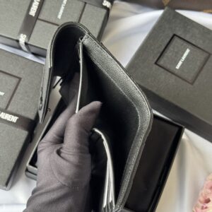 【AT10665】イヴ・サンローラン(Saint Laurent) 三つ折り牛革財布：贅沢なシルクタッチと優雅なダイヤ柄 | Saint Laurent