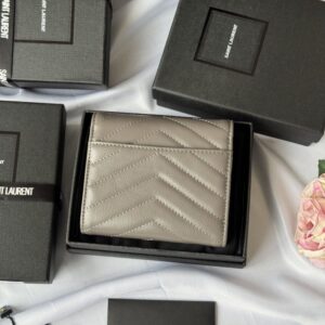 【AT10666】サンローランの三つ折り財布 - 贅沢な素材と機能性を兼ね備えた高級アクセサリー | Saint Laurent Paris