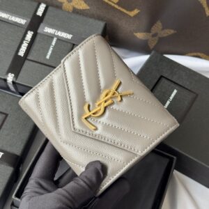 【AT10666】サンローランの三つ折り財布 - 贅沢な素材と機能性を兼ね備えた高級アクセサリー | Saint Laurent Paris