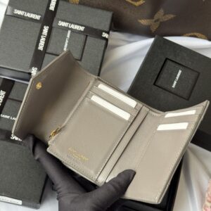 【AT10666】サンローランの三つ折り財布 - 贅沢な素材と機能性を兼ね備えた高級アクセサリー | Saint Laurent Paris