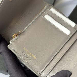【AT10666】サンローランの三つ折り財布 - 贅沢な素材と機能性を兼ね備えた高級アクセサリー | Saint Laurent Paris