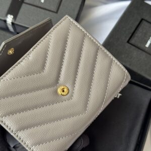 【AT10666】サンローランの三つ折り財布 - 贅沢な素材と機能性を兼ね備えた高級アクセサリー | Saint Laurent Paris