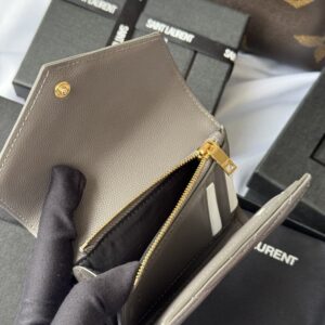 【AT10666】サンローランの三つ折り財布 - 贅沢な素材と機能性を兼ね備えた高級アクセサリー | Saint Laurent Paris