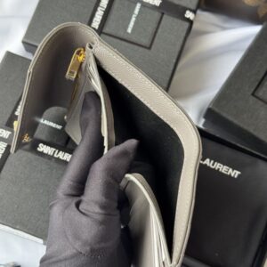 【AT10666】サンローランの三つ折り財布 - 贅沢な素材と機能性を兼ね備えた高級アクセサリー | Saint Laurent Paris