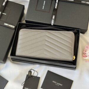 【AT10667】イヴ・サンローランYSLロゴ入り魚の子柄カーフスキン ファスナー付き 財布 高級感溢れる多機能デザイン | Yves Saint Laurent