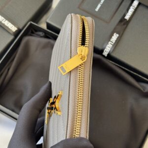 【AT10667】イヴ・サンローランYSLロゴ入り魚の子柄カーフスキン ファスナー付き 財布 高級感溢れる多機能デザイン | Yves Saint Laurent