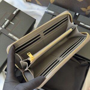 【AT10667】イヴ・サンローランYSLロゴ入り魚の子柄カーフスキン ファスナー付き 財布 高級感溢れる多機能デザイン | Yves Saint Laurent